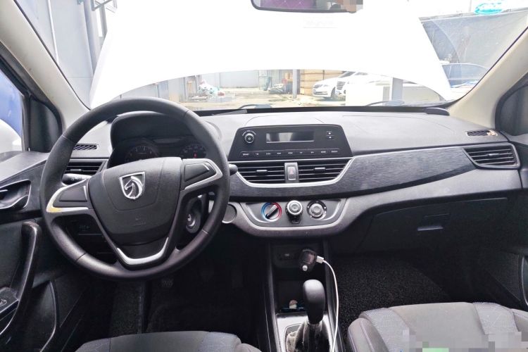 Used Baojun 310 2016 1.2L manual Comfort trim level Center Console
