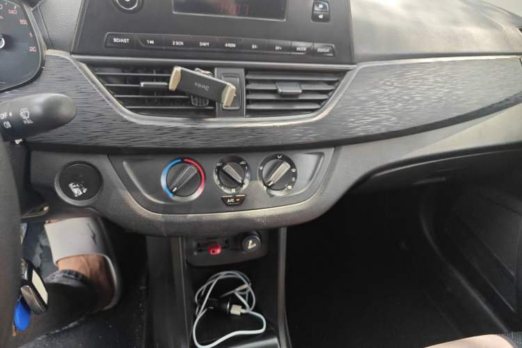 Used Baojun 310 2016 1.2L manual Comfort trim level Audio And AC Panel