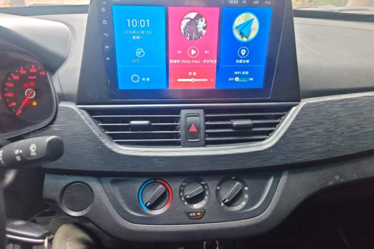 Used Baojun 310 2016 1.2L manual Comfort trim level Audio And AC Panel