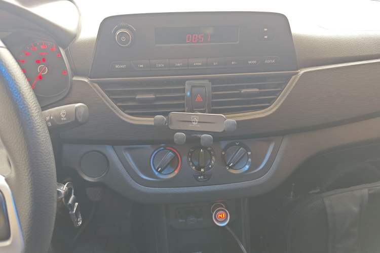Used Baojun 310 2016 1.2L manual Comfort trim level Audio And AC Panel