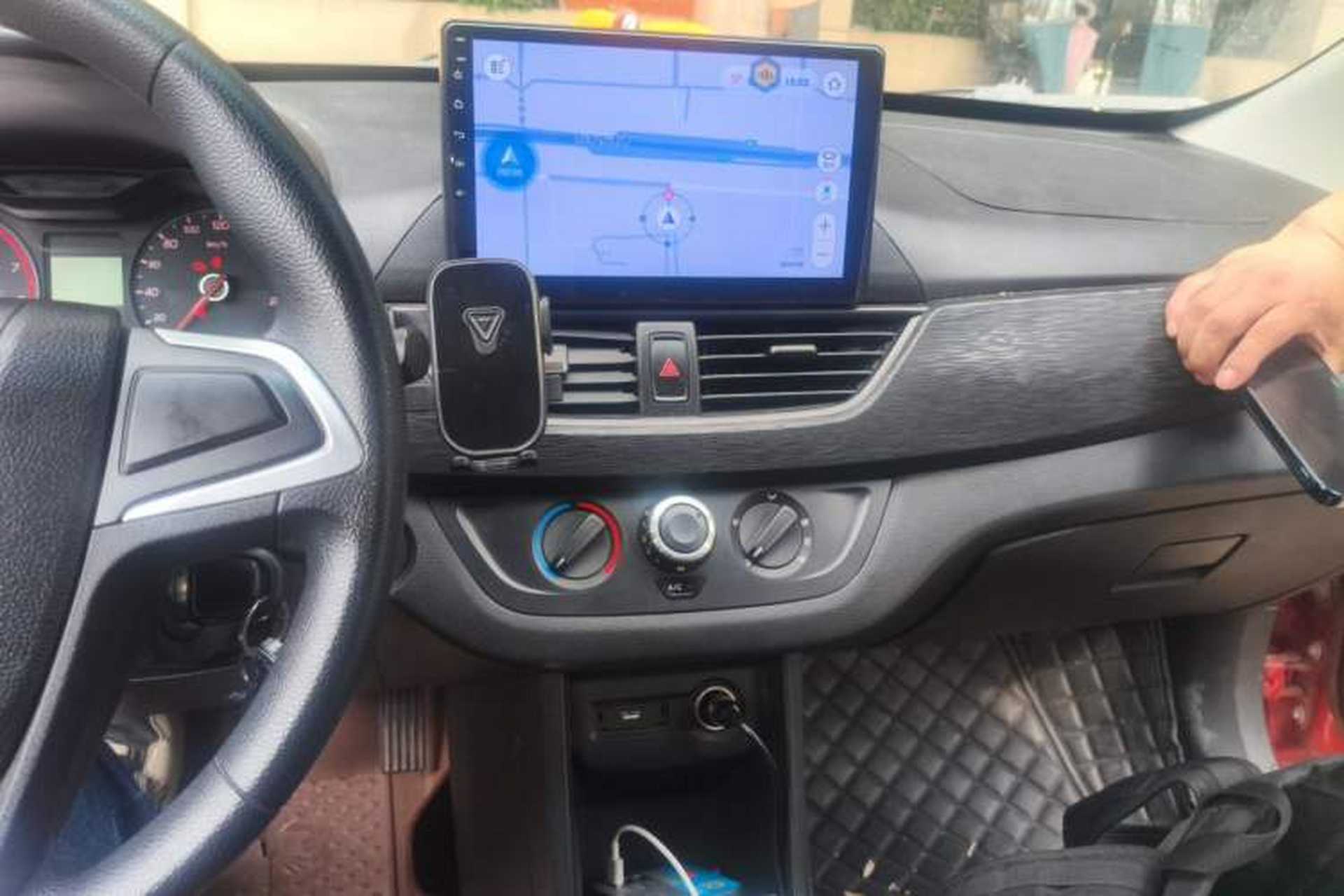 Used Baojun 310 2016 1.2L manual Comfort trim level Audio And AC Panel