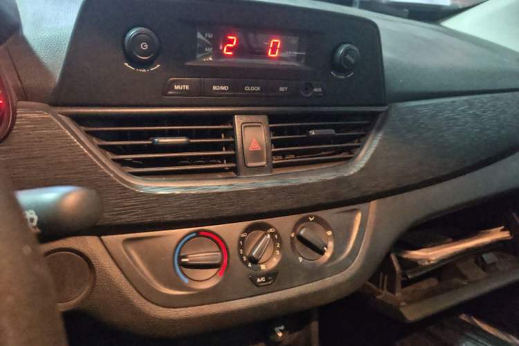 Used Baojun 310 2016 1.2L Manual Value Edition Audio And AC Panel