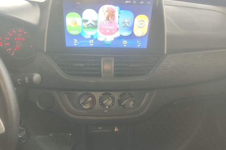 Used Baojun 310 2016 1.2L manual Comfort trim level Audio And AC Panel
