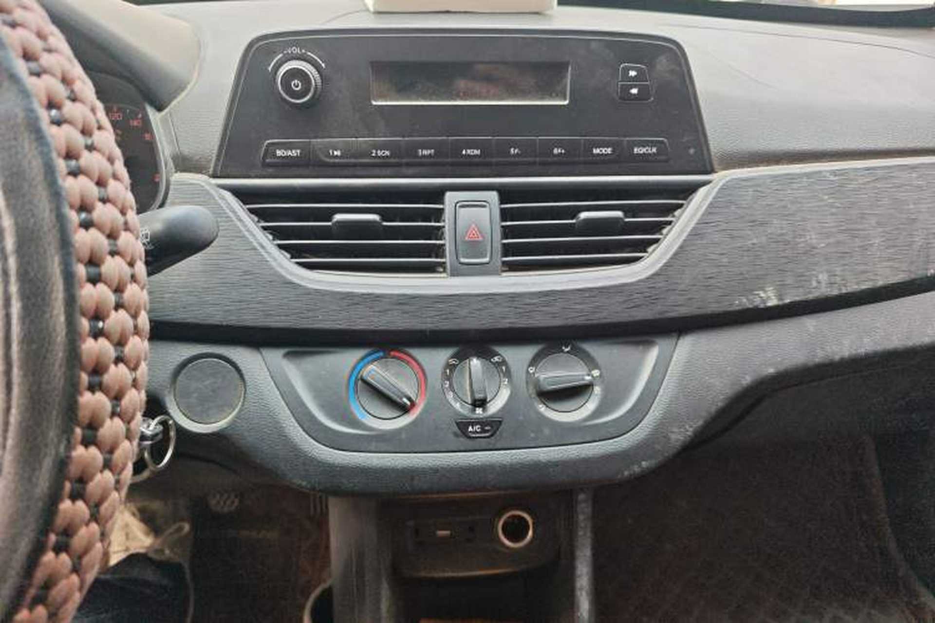 Used Baojun 310 2016 1.2L manual Comfort trim level Audio And AC Panel