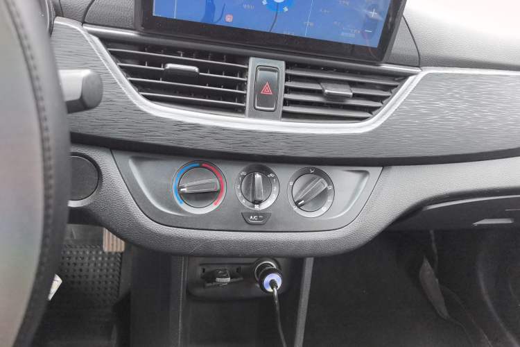 Used Baojun 310 2016 1.2L manual Comfort trim level Audio And AC Panel