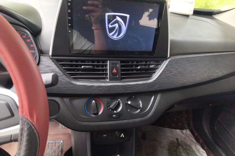 Used Baojun 310 2016 1.2L manual Comfort trim level Audio And AC Panel