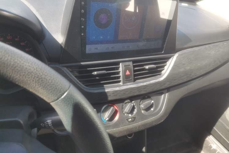 Used Baojun 310 2016 1.2L manual Comfort trim level Audio And AC Panel