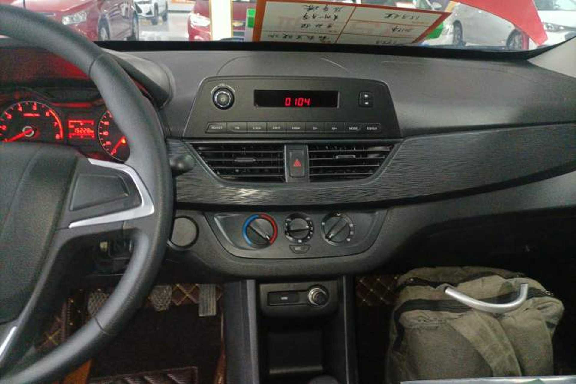 Used Baojun 310 2016 1.2L manual Comfort trim level Audio And AC Panel
