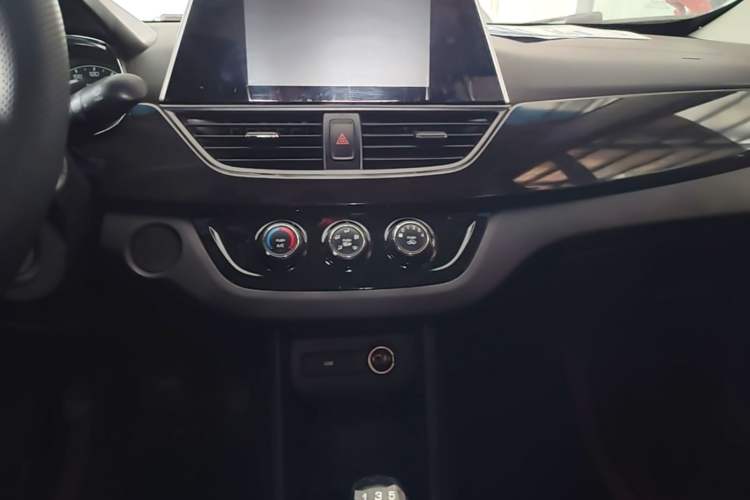Used Baojun 310 2016 1.2L Manual Luxury Model Audio And AC Panel