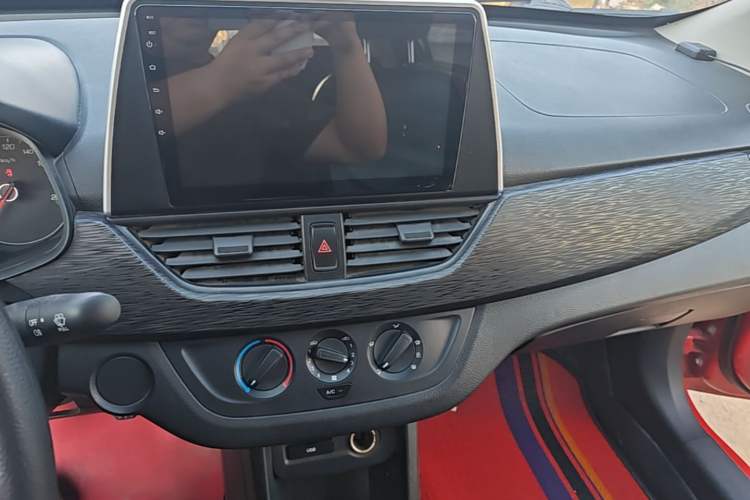 Used Baojun 310 2016 1.2L manual Comfort trim level Audio And AC Panel
