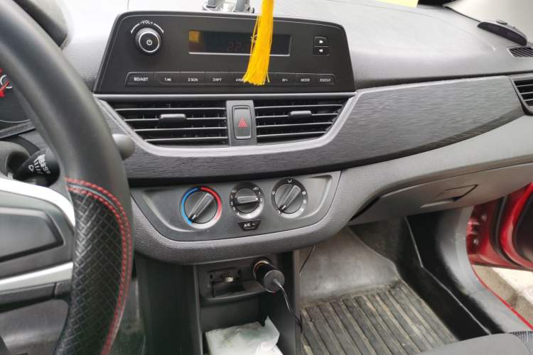 Used Baojun 310 2016 1.2L manual Comfort trim level Audio And AC Panel