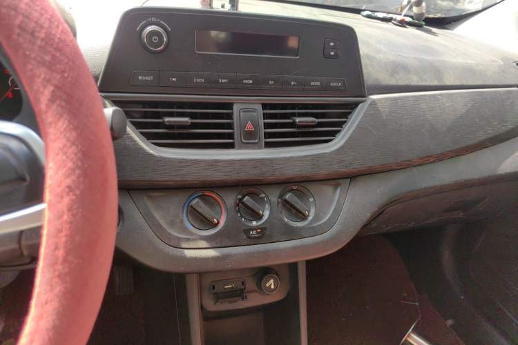 Used Baojun 310 2016 1.2L manual Comfort trim level Audio And AC Panel