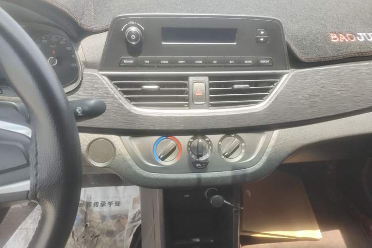 Used Baojun 310 2016 1.2L manual Comfort trim level Audio And AC Panel