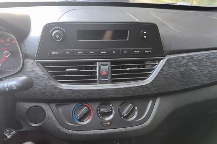 Used Baojun 310 2016 1.2L manual Comfort trim level Audio And AC Panel