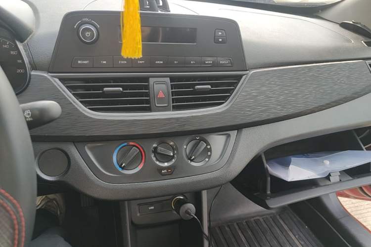 Used Baojun 310 2016 1.2L manual Comfort trim level Audio And AC Panel