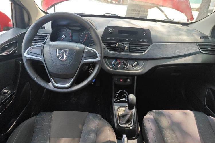 Used Baojun 310 2016 1.2L manual Comfort trim level Center Console