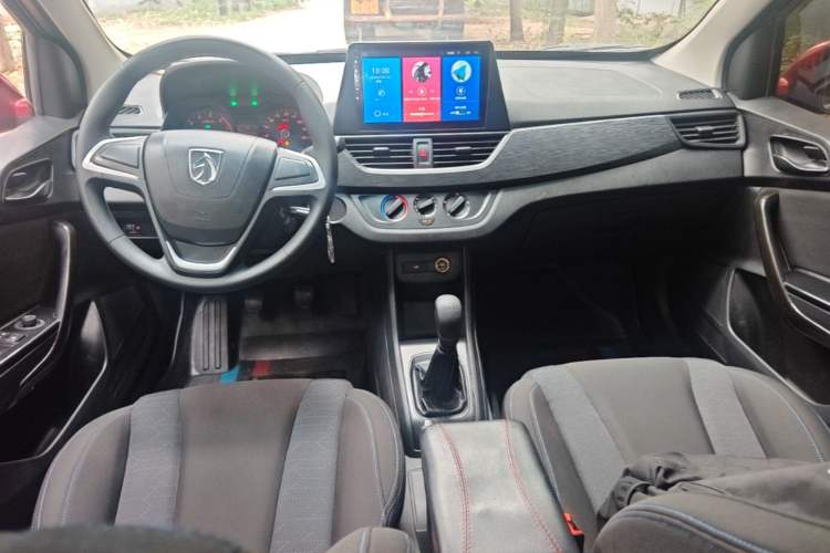 Used Baojun 310 2016 1.2L manual Comfort trim level Center Console