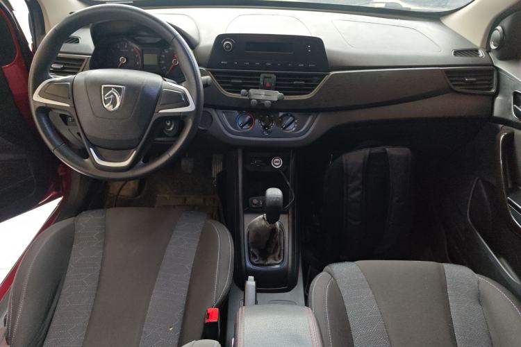 Used Baojun 310 2016 1.2L manual Comfort trim level Center Console