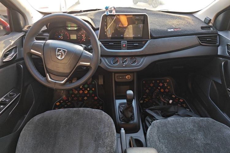 Used Baojun 310 2016 1.2L manual Comfort trim level Center Console