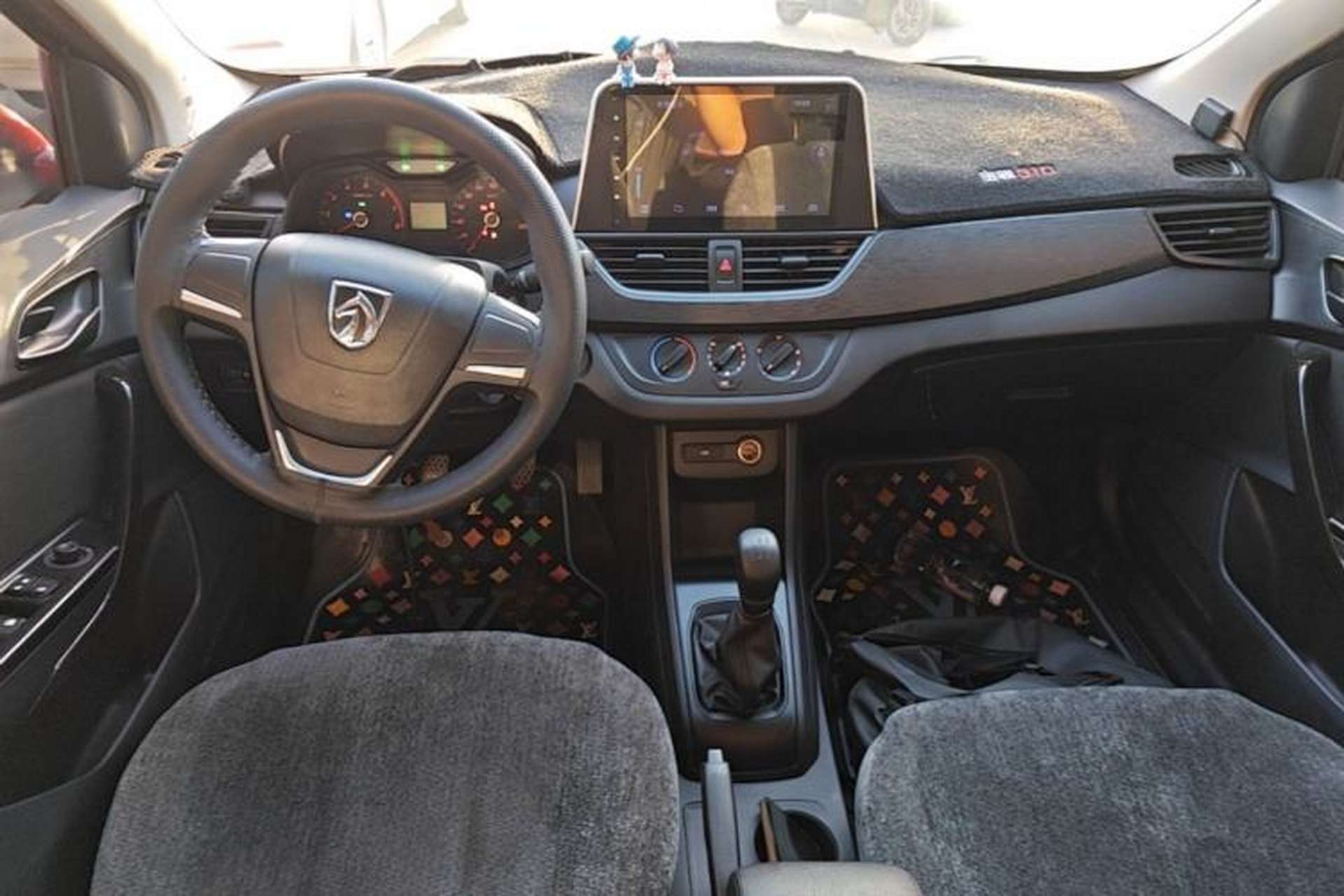 Used Baojun 310 2016 1.2L manual Comfort trim level Center Console