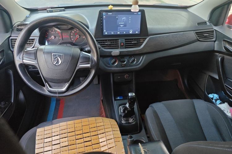 Used Baojun 310 2016 1.2L manual Comfort trim level Center Console