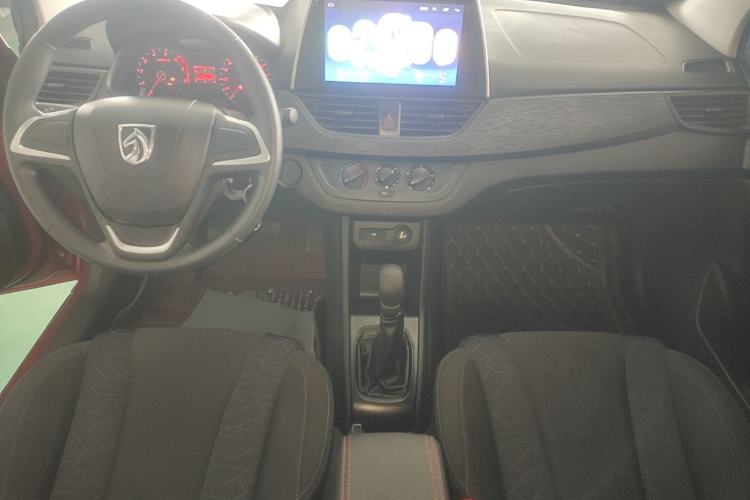 Used Baojun 310 2016 1.2L manual Comfort trim level Center Console