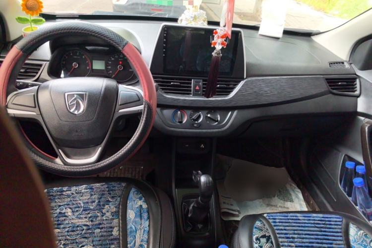 Used Baojun 310 2016 1.2L manual Comfort trim level Center Console