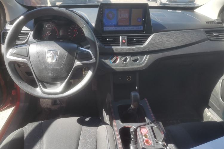 Used Baojun 310 2016 1.2L manual Comfort trim level Center Console