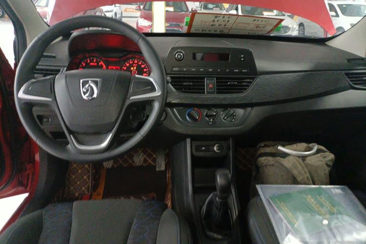 Used Baojun 310 2016 1.2L manual Comfort trim level Center Console