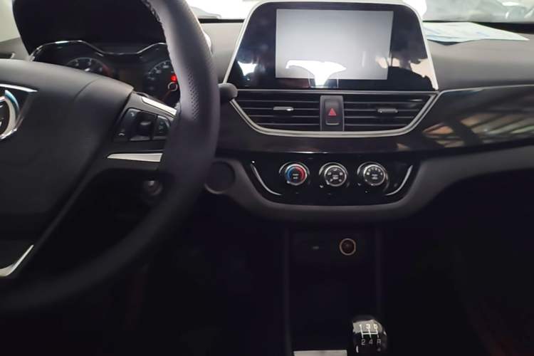 Used Baojun 310 2016 1.2L Manual Luxury Model Center Console