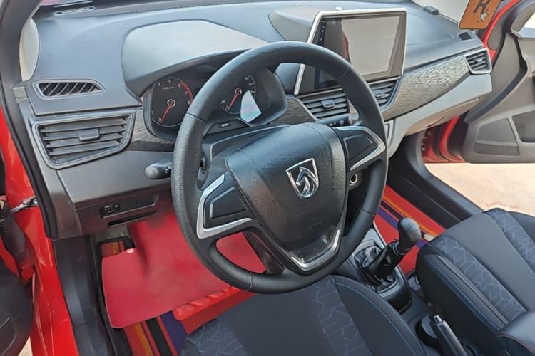 Used Baojun 310 2016 1.2L manual Comfort trim level Center Console