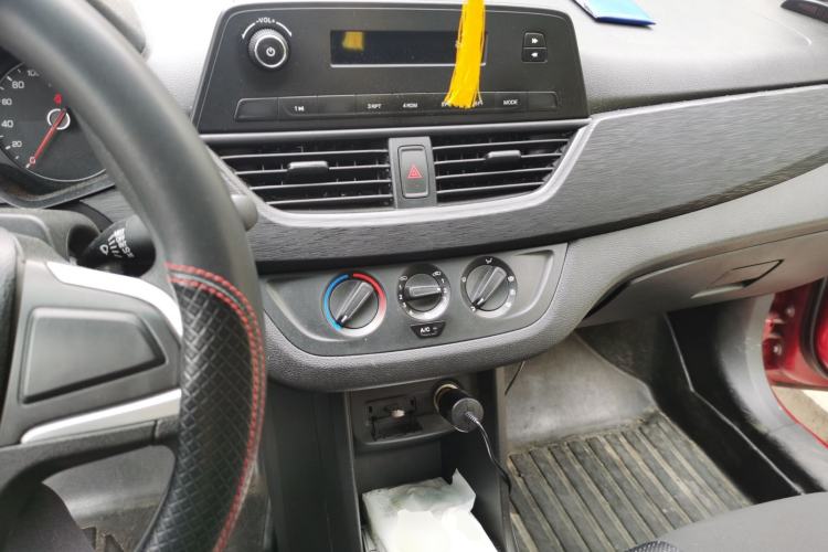 Used Baojun 310 2016 1.2L manual Comfort trim level Center Console