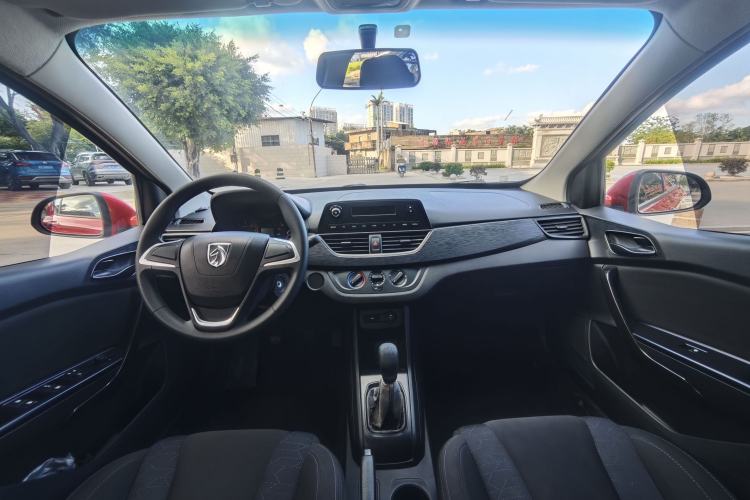 Used Baojun 310 2016 1.2L manual Comfort trim level Center Console