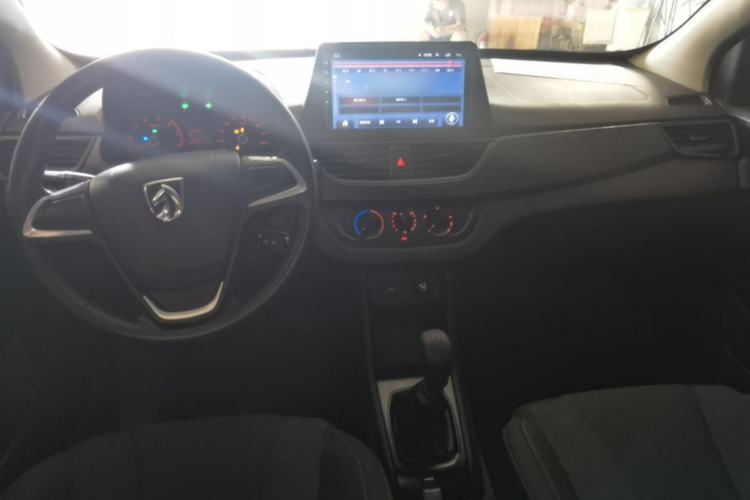 Used Baojun 310 2016 1.2L manual Comfort trim level Center Console