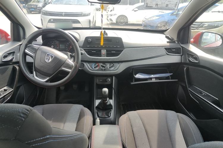 Used Baojun 310 2016 1.2L manual Comfort trim level Center Console