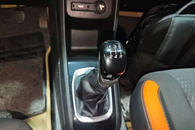 Used Baojun 310 2016 1.2L Manual Fashionable Edition Gear Lever