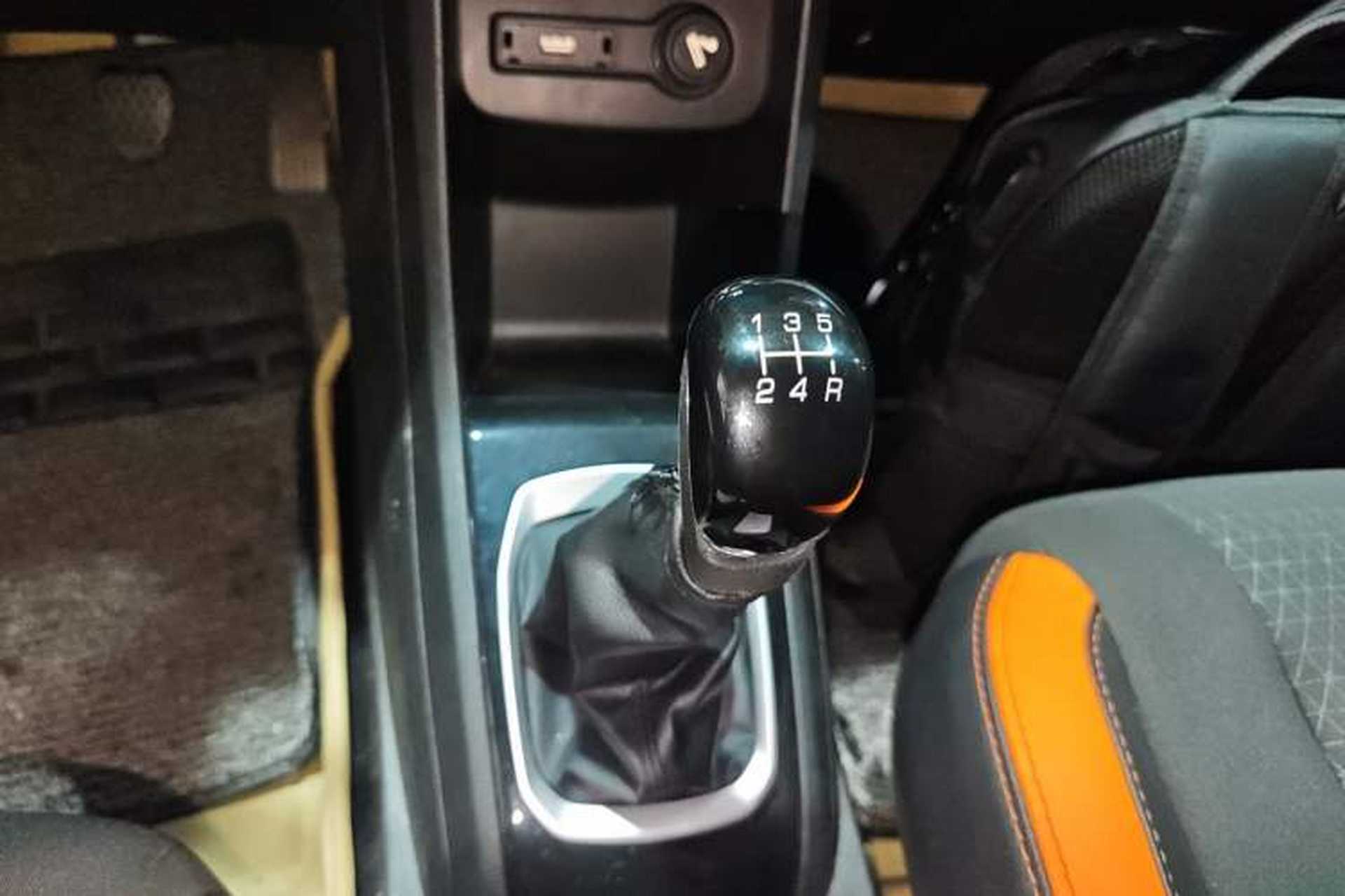 Used Baojun 310 2016 1.2L Manual Fashionable Edition Gear Lever