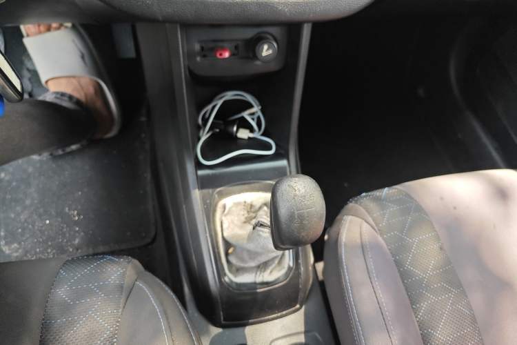 Used Baojun 310 2016 1.2L manual Comfort trim level Gear Lever