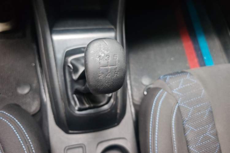 Used Baojun 310 2016 1.2L manual Comfort trim level Gear Lever