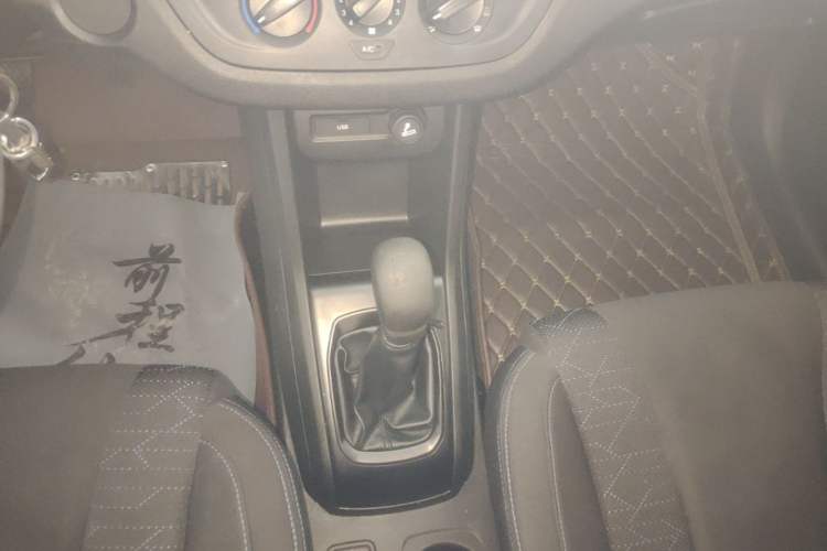 Used Baojun 310 2016 1.2L manual Comfort trim level Gear Lever