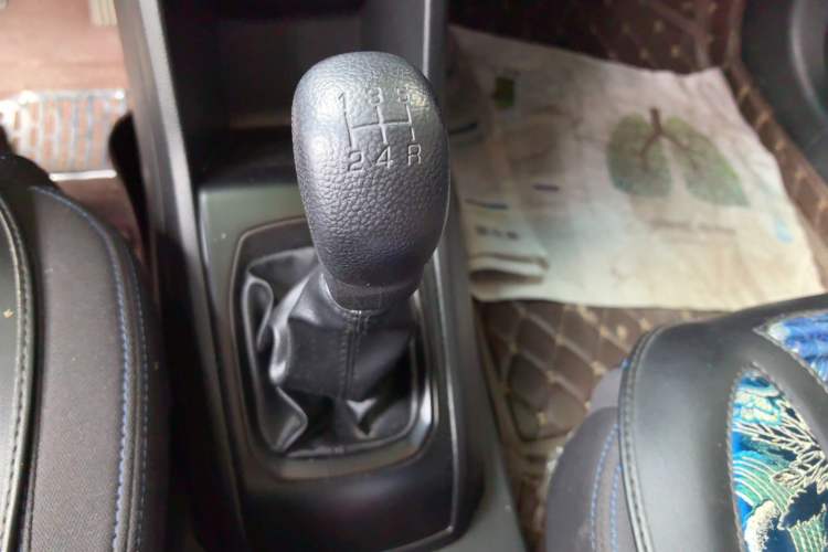 Used Baojun 310 2016 1.2L manual Comfort trim level Gear Lever