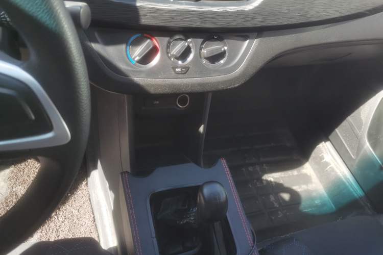 Used Baojun 310 2016 1.2L manual Comfort trim level Gear Lever
