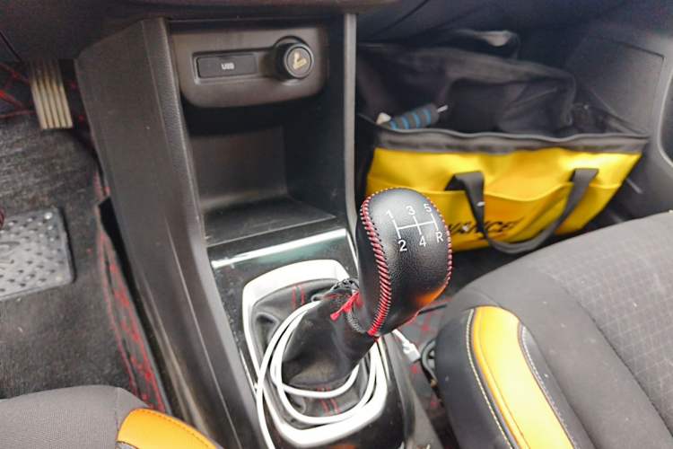 Used Baojun 310 2016 1.2L Manual Fashionable Edition Gear Lever