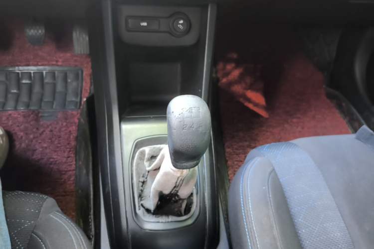 Used Baojun 310 2016 1.2L manual Comfort trim level Gear Lever