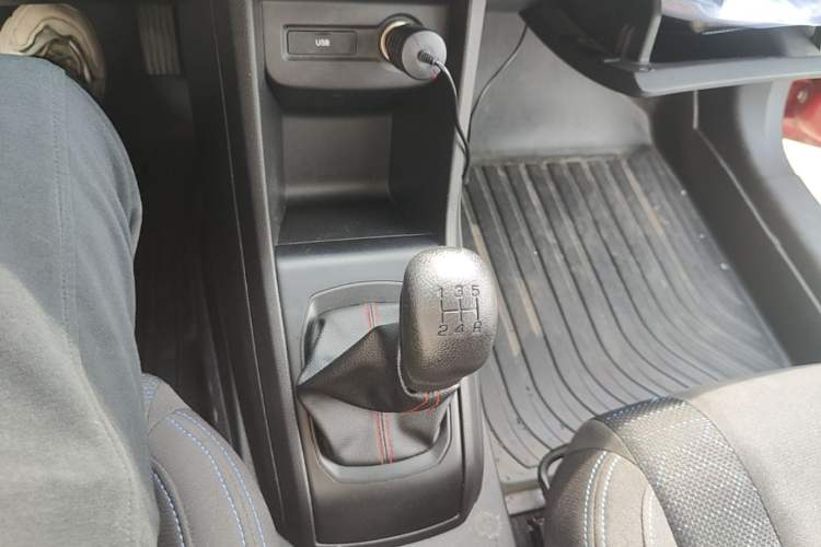 Used Baojun 310 2016 1.2L manual Comfort trim level Gear Lever
