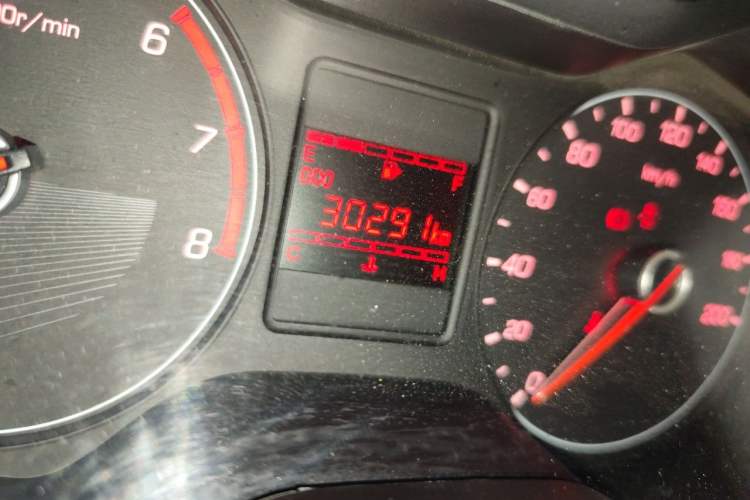 Used Baojun 310 2016 1.2L Manual Fashionable Edition Odometer Close Up