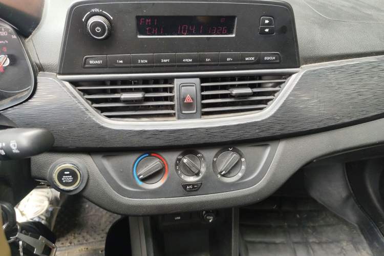 Used Baojun 310 2016 1.2L manual Comfort trim level Audio And AC Panel