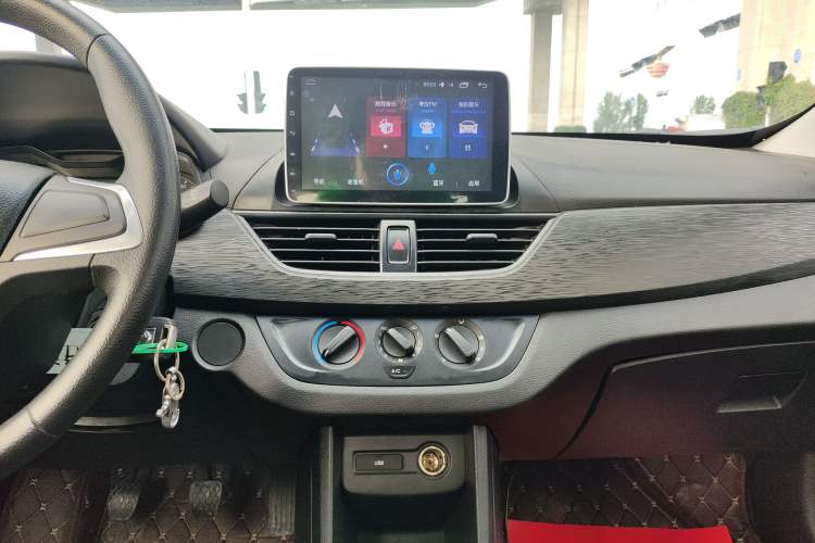 Used Baojun 310 2016 1.2L manual Comfort trim level Audio And AC Panel