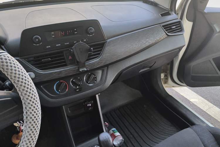 Used Baojun 310 2016 1.2L Manual Value Edition Audio And AC Panel
