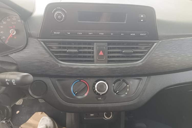 Used Baojun 310 2016 1.2L manual Comfort trim level Audio And AC Panel